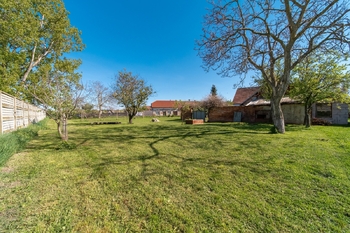 Prodej pozemku 982 m², Strachotín