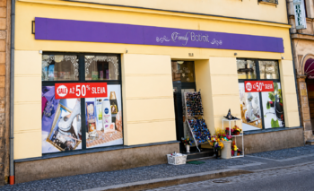 Vchod Palackého ulice - Pronájem obchodních prostor, Turnov