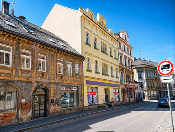 Vchod Palackého ulice - Pronájem obchodních prostor, Turnov 
