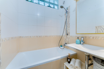 koupelna s luxfery - Prodej bytu 2+1 v osobním vlastnictví 52 m², Praha 9 - Letňany