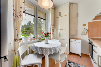 kuchyň (orientace na východ) - Prodej bytu 2+1 v osobním vlastnictví 52 m², Praha 9 - Letňany