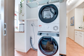 průchod mezi chodbou a kuchyní - Prodej bytu 2+1 v osobním vlastnictví 52 m², Praha 9 - Letňany