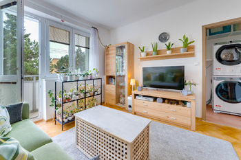 obývací pokoj s balkonem - Prodej bytu 2+1 v osobním vlastnictví 52 m², Praha 9 - Letňany