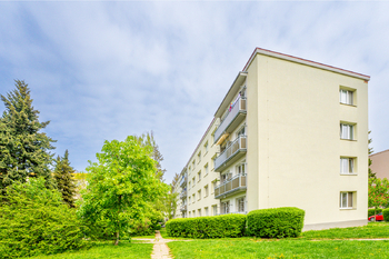 pohled na bytový dům - Prodej bytu 2+1 v osobním vlastnictví 52 m², Praha 9 - Letňany