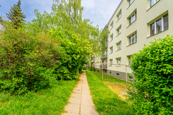 pohled na bytový dům - Prodej bytu 2+1 v osobním vlastnictví 52 m², Praha 9 - Letňany