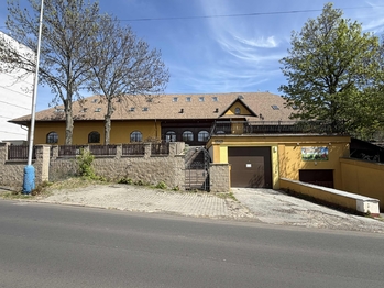 Pohled z ulice - Pronájem obchodních prostor, Teplice 