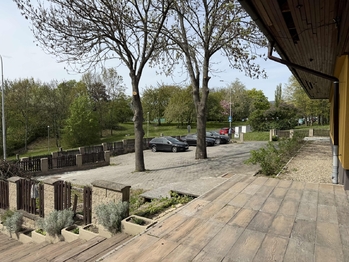 Parkoviště k objektu - Pronájem obchodních prostor, Teplice