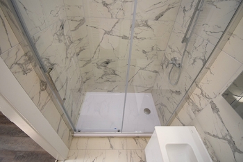 Koupelna - Pronájem bytu 1+1 v osobním vlastnictví 64 m², Písek