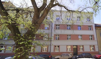 Pohled na dům z ulice - Prodej bytu 1+kk v osobním vlastnictví 43 m², Pardubice