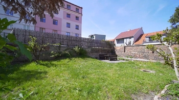 Zahrada ve vnitrobloku domu - Prodej bytu 1+kk v osobním vlastnictví 43 m², Pardubice