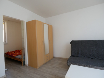 ložnice-otevřené dveře - Pronájem bytu 1+kk v osobním vlastnictví 27 m², Brno