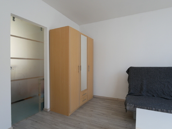 ložnice-zavřené dveře - Pronájem bytu 1+kk v osobním vlastnictví 27 m², Brno