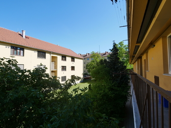 pavlač a zeleň - Pronájem bytu 1+kk v osobním vlastnictví 27 m², Brno