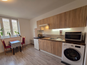 kuchyně a jídelní stůl - Pronájem bytu 1+kk v osobním vlastnictví 27 m², Brno 