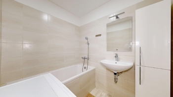 Koupelna - Prodej bytu 3+1 v osobním vlastnictví 75 m², Praha 9 - Černý Most
