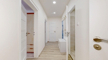 Předsíň - Prodej bytu 3+1 v osobním vlastnictví 75 m², Praha 9 - Černý Most