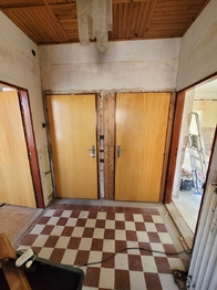 chodba domu vstup do patra a sklepa - Prodej domu 255 m², Podlesí