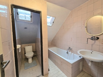 Koupelna v patře - Prodej domu 180 m², Měcholupy