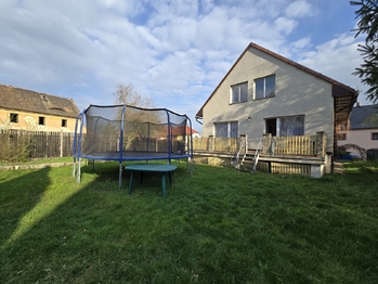 Pohled na dům z chráněné části zahrady - Prodej domu 180 m², Měcholupy