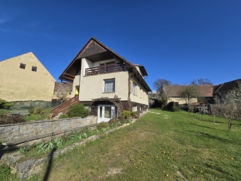 Pohled na dům od silnice - Prodej domu 180 m², Měcholupy