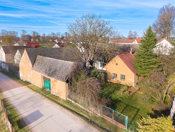 Pohled na stavení z dronu. - Prodej domu 77 m², Vydří
