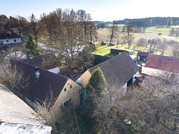 Pohled na stavení z dronu. - Prodej domu 77 m², Vydří