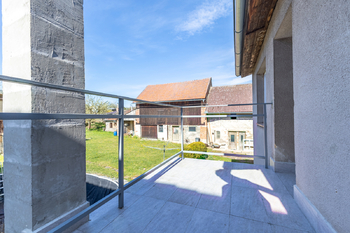 pohled z terasy na dvůr - Prodej domu 120 m², Janov