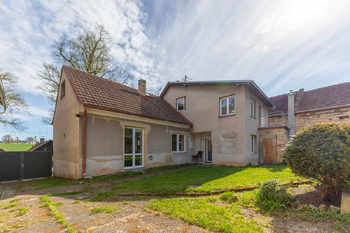 pohled na dům ze dvora - Prodej domu 120 m², Janov