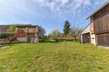 pohled na dvůr od domu - Prodej domu 120 m², Janov