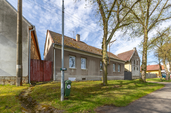 pohled na dům ze silnice - Prodej domu 120 m², Janov