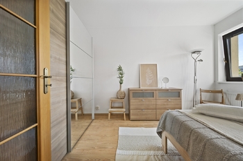 ložnice-skříň posuvné dveře a komoda - Prodej bytu 2+kk v osobním vlastnictví 44 m², Brno