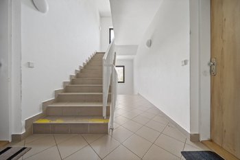schodiště-vstup - Prodej bytu 2+kk v osobním vlastnictví 44 m², Brno