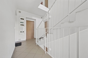 schodiště - Prodej bytu 2+kk v osobním vlastnictví 44 m², Brno
