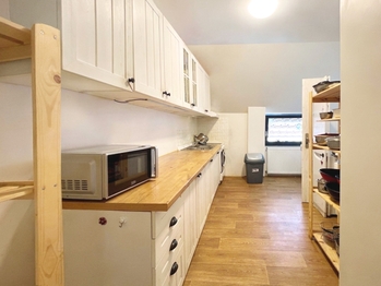 Plně vybavená kuchyně v horním patře - Pronájem ubytovacího zařízení 164 m², Drahelčice