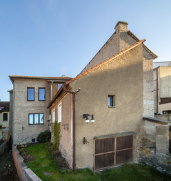 zadní pohled na dům a garáž - Prodej kancelářských prostor 193 m², Hořovice