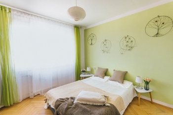 ložnice lůžko a okno - Prodej bytu 2+1 v osobním vlastnictví 57 m², Velké Meziříčí