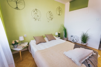 ložnice ložnice lůžko a okno do kanceláře - Prodej bytu 2+1 v osobním vlastnictví 57 m², Velké Meziříčí