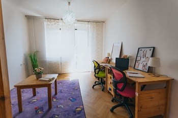 dětský pokoj vstup a balkon - Prodej bytu 2+1 v osobním vlastnictví 57 m², Velké Meziříčí