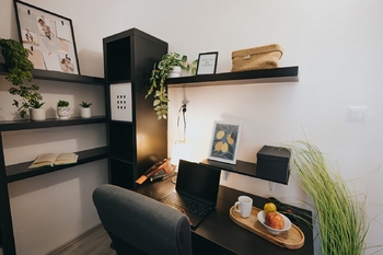 kancelář stůl - Prodej bytu 2+1 v osobním vlastnictví 57 m², Velké Meziříčí