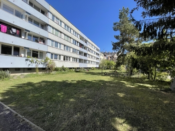 pohled na dům ze dvora - Pronájem bytu 2+1 v osobním vlastnictví 52 m², Poděbrady 