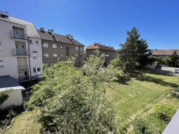 výhled z obývacího pokoje - Pronájem bytu 2+1 v osobním vlastnictví 52 m², Poděbrady