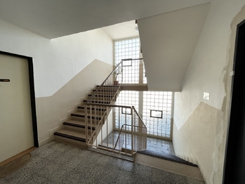 společná chodba - schodiště - Pronájem bytu 2+1 v osobním vlastnictví 52 m², Poděbrady