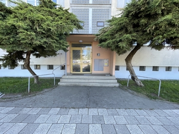 pohled na dům z ulice - Pronájem bytu 2+1 v osobním vlastnictví 52 m², Poděbrady