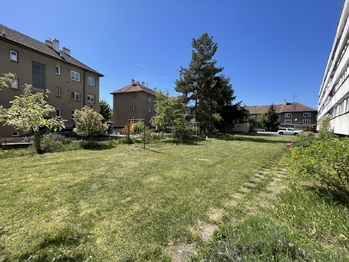 společný dvůr  - Pronájem bytu 2+1 v osobním vlastnictví 52 m², Poděbrady