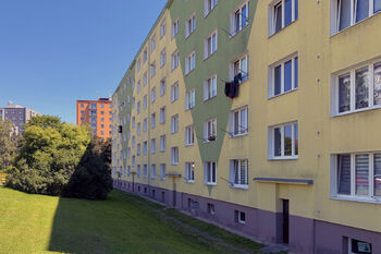 Zadní strana domu - Prodej bytu 3+1 v osobním vlastnictví 67 m², Chodov