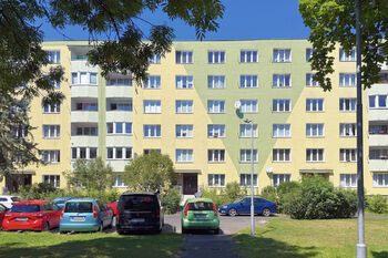 Pohled na dům - Prodej bytu 3+1 v osobním vlastnictví 67 m², Chodov