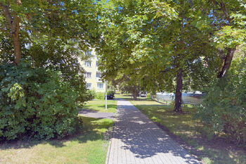 Okolí domu - Prodej bytu 3+1 v osobním vlastnictví 67 m², Chodov