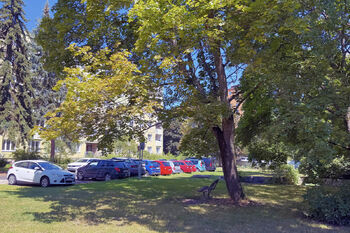 Prostor před domem - Prodej bytu 3+1 v osobním vlastnictví 67 m², Chodov