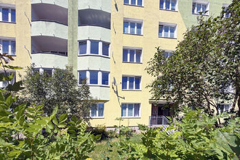 Pohled na vchod a okna bytu - Prodej bytu 3+1 v osobním vlastnictví 67 m², Chodov