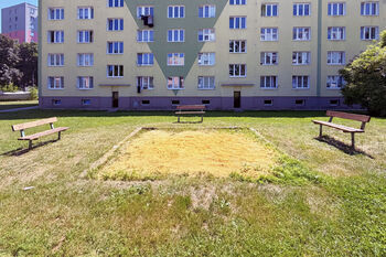 Zadní strana domu - Prodej bytu 3+1 v osobním vlastnictví 67 m², Chodov